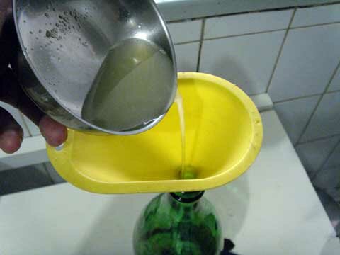 Colocando limão segunda fermentação Kombucha