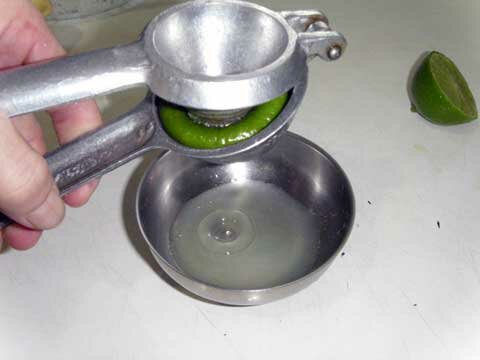 Espremendo limão segunda fermentação Kombucha